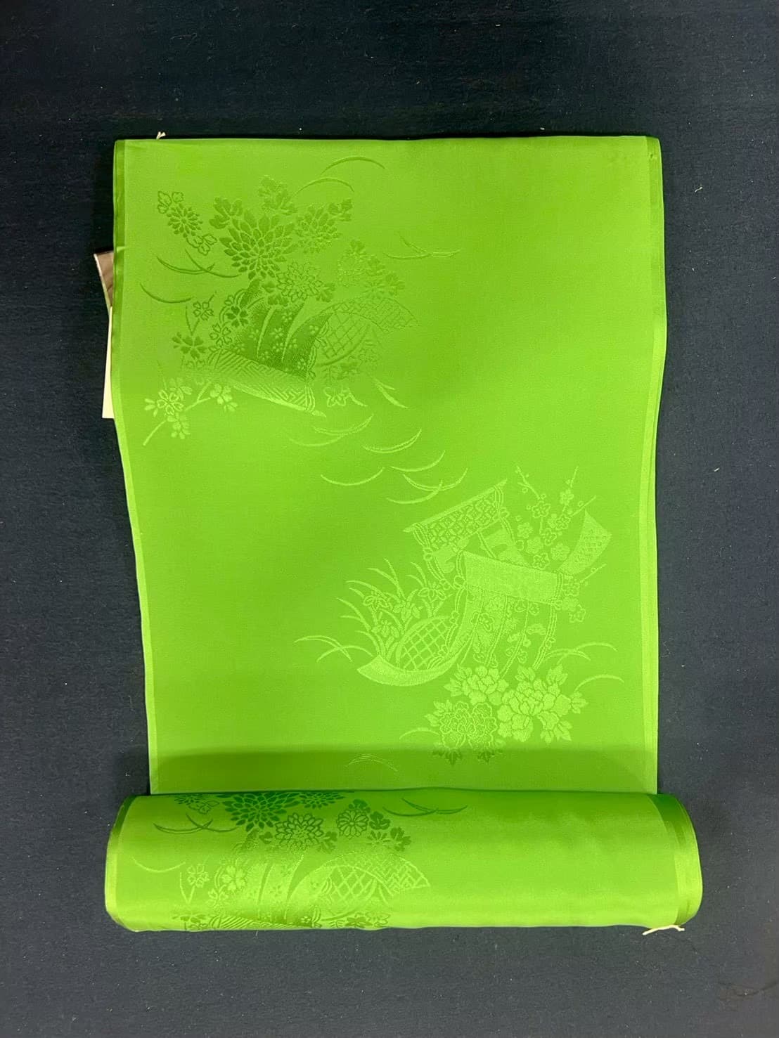 緑地に花柄の反物